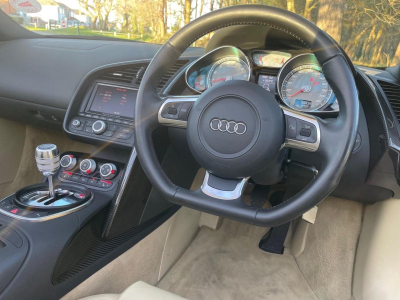AUDI R8