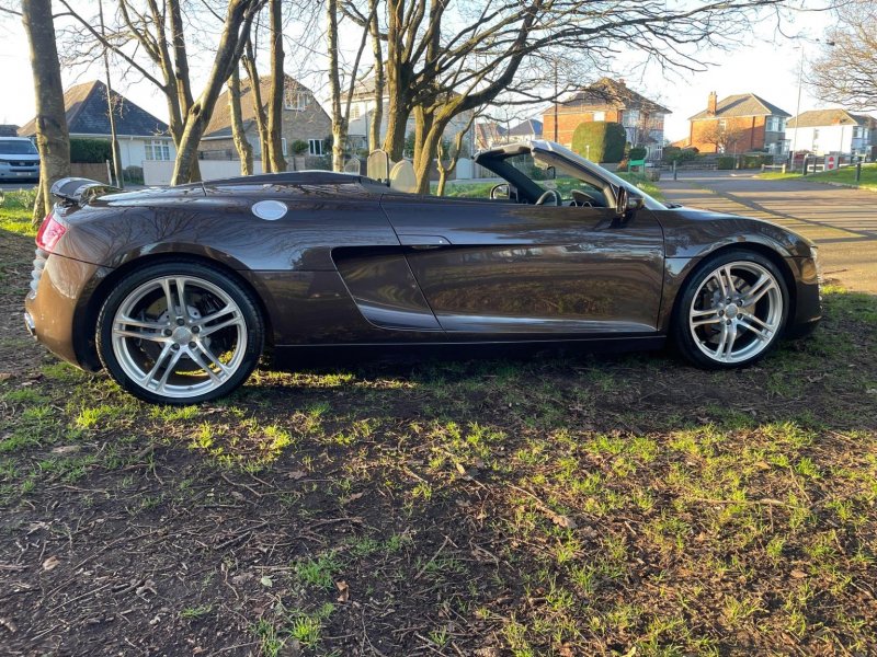AUDI R8