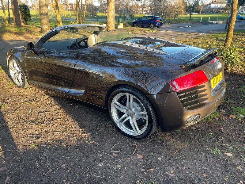 AUDI R8
