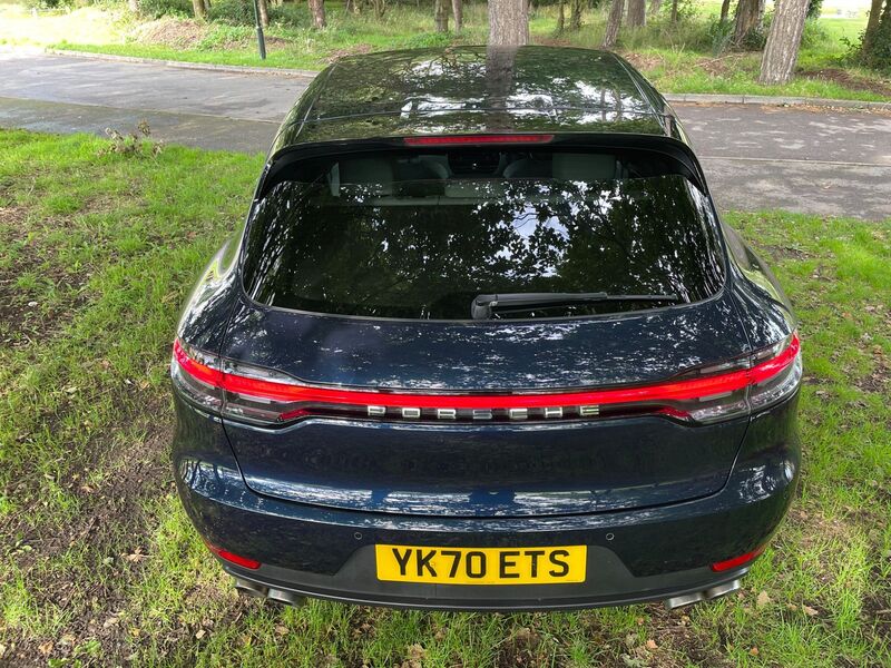 PORSCHE MACAN