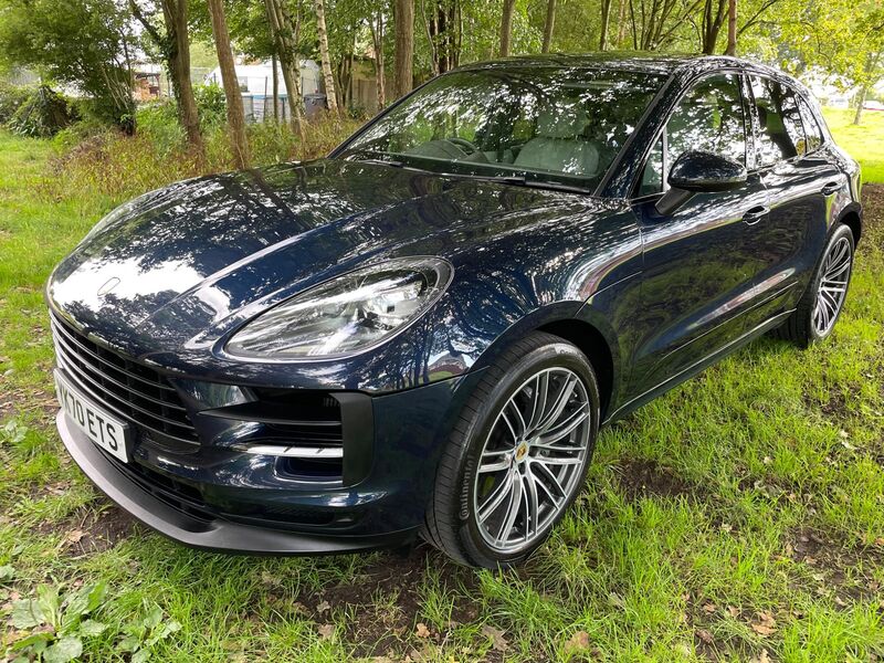 PORSCHE MACAN